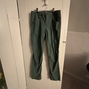 Never been worn Patagonia cargo pants. Olivet/forest green